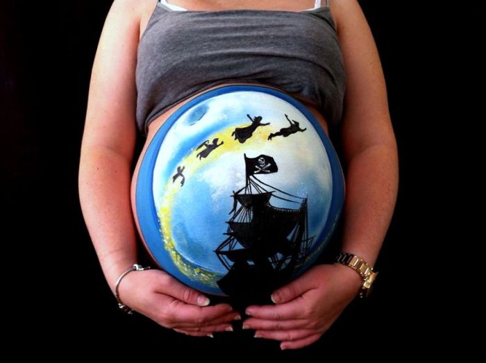 красивый рисунок на животе беременной