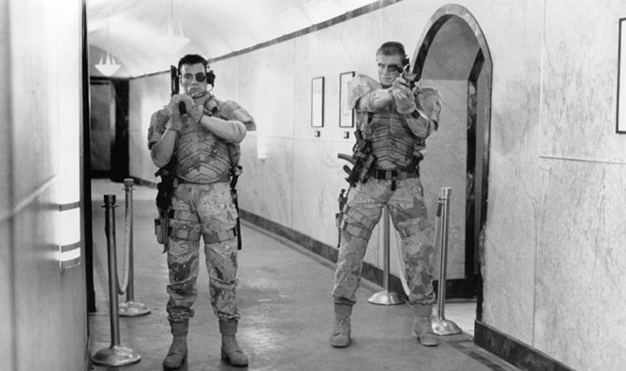 Жан-Клод Ван Дамм и Дольф Лундгрен на съемках «Универсального солдата» 