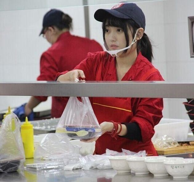 Китайская студентка стала знаменитостью соцсети и получила прозвище «богиня кафетерии» 