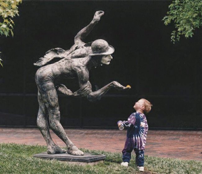 дети и статуи