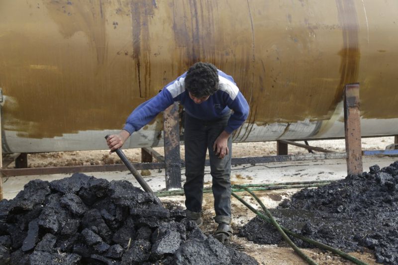 Получение топлива на импровизированных НПЗ в Сирии 