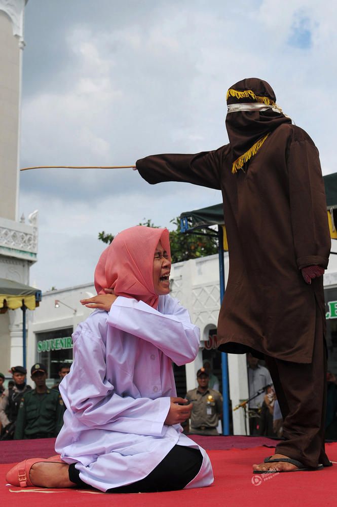Как в Индонезии наказывают за добрачный секс 