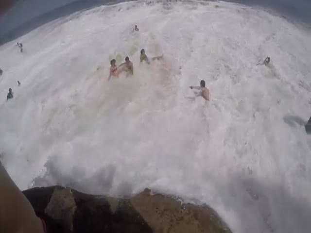 Волна застала отдыхающих на пляже Сиднея врасплох (1.370 MB)