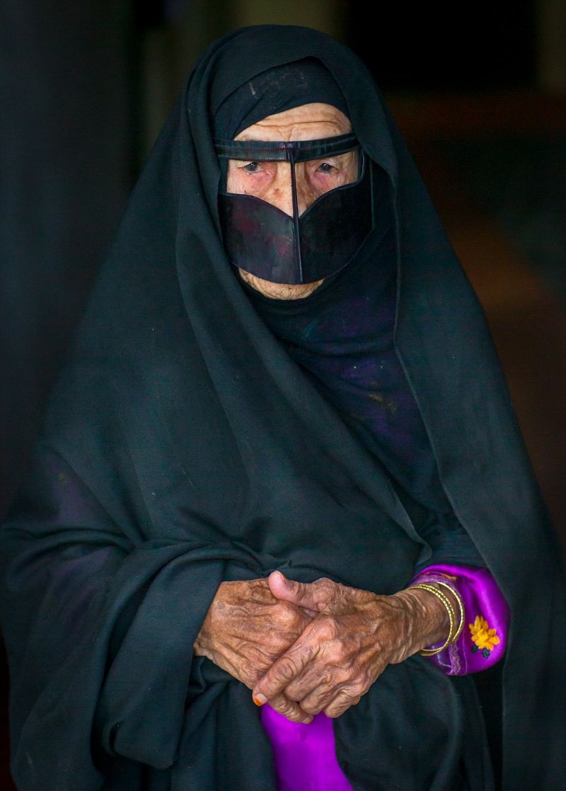Усатые маски иранских женщин 