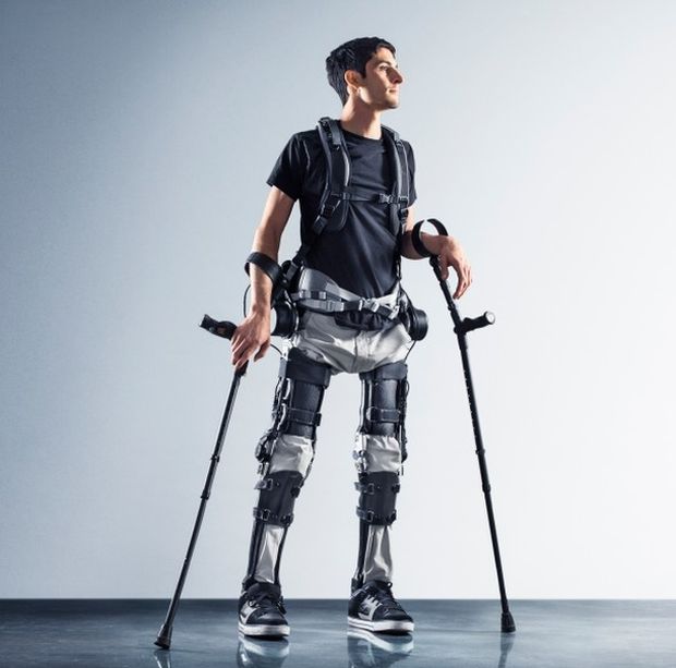 Американцы создали новый экзоскелет, позволяющий ходить людям с парализованными ногами 