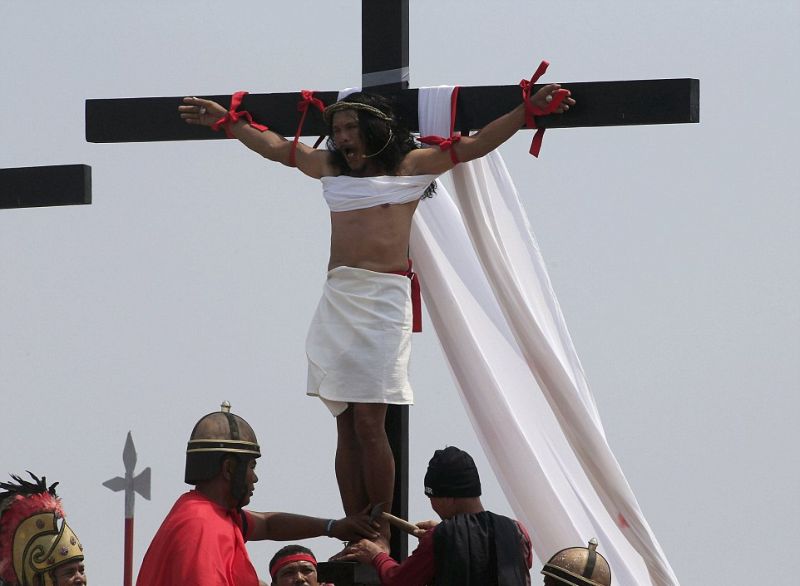 Филиппинцев прибили к крестам в честь наступающей пасхальной недели 