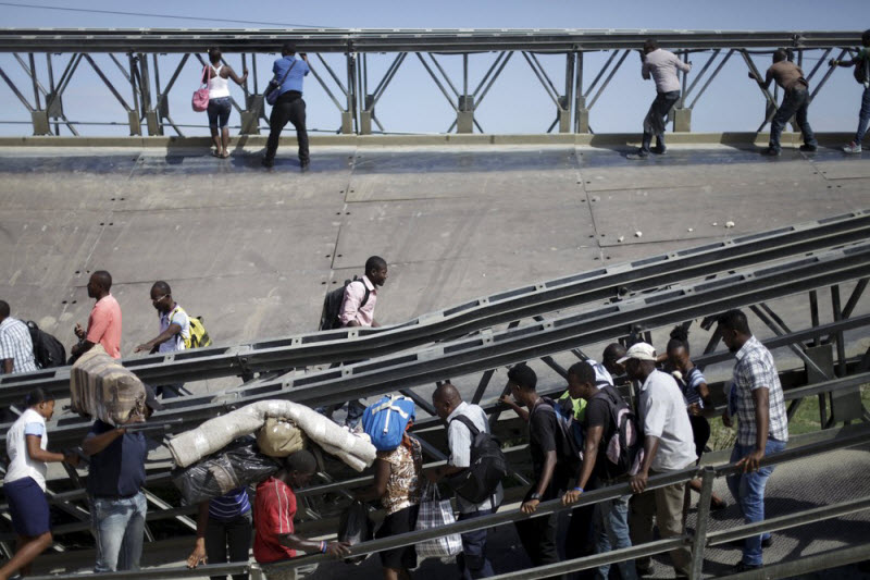 Опасная переправа по рухнувшему мосту в Гаити 