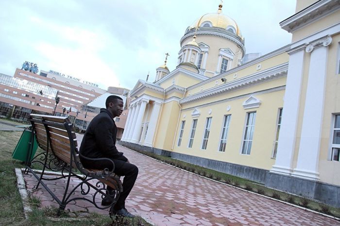 Чернокожий священнослужитель из Судана в православной церкви Екатеринбурга 