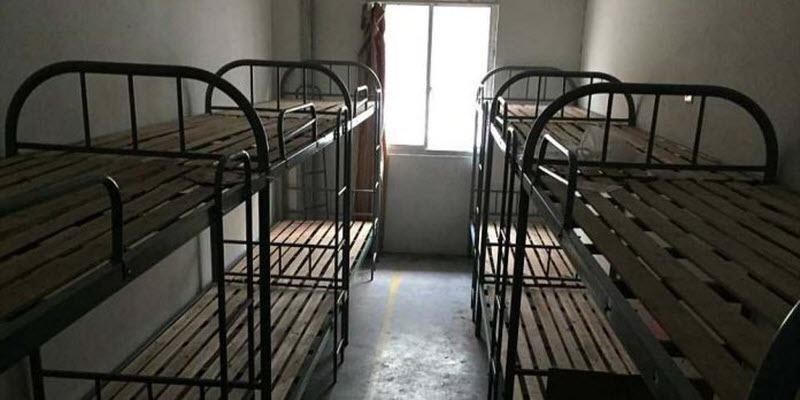 Внутри жутких общежитий, где живут сборщики iPhone 