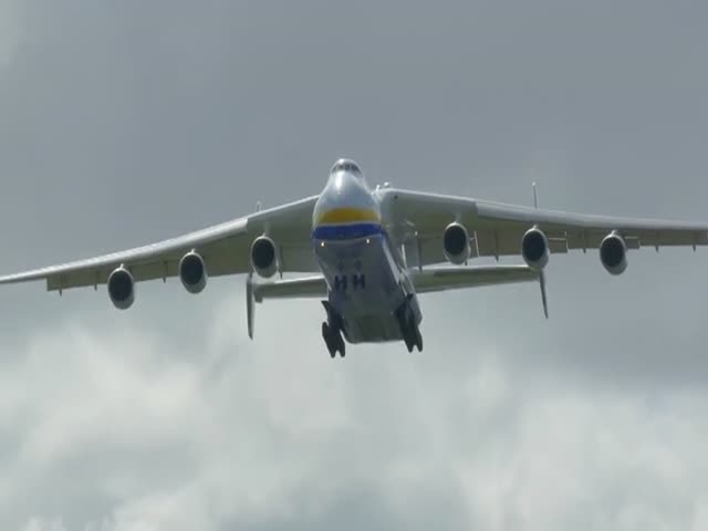 Посадка самого большого самолета в мире - Ан-225 Мрия (4.616 MB)