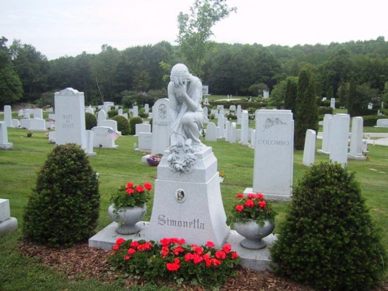 Скульптуры из гранита на кладбищах Америки
