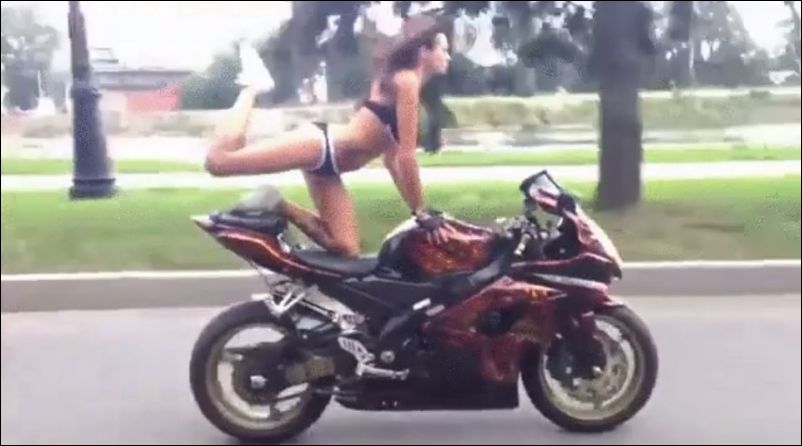 Девушка в бикини опасно катается на мотоцикле (8.919 MB)