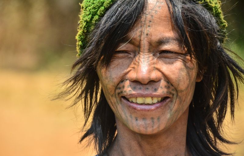 татуировка на лице у женщин Мьянмы