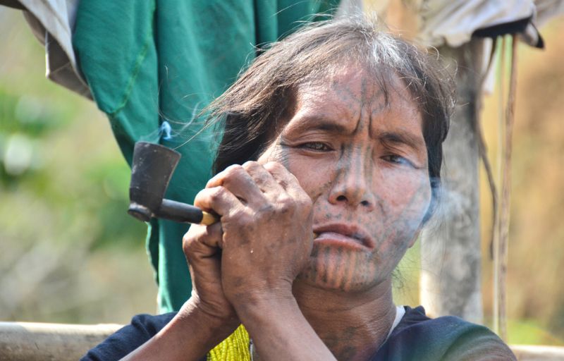 татуировка на лице у женщин Мьянмы