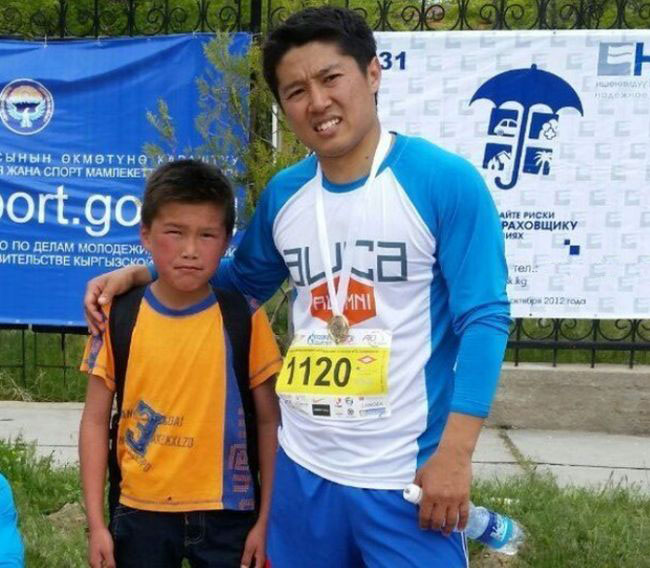 В Киргизии школьник случайно пробежал забег на 21 км, возвращаясь домой из школы 