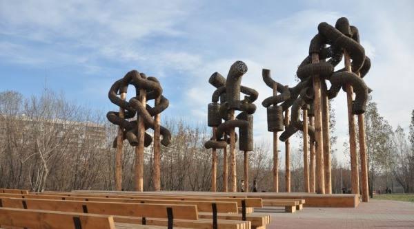 Памятник говну размещен в Москве в парке «Чермянка» 