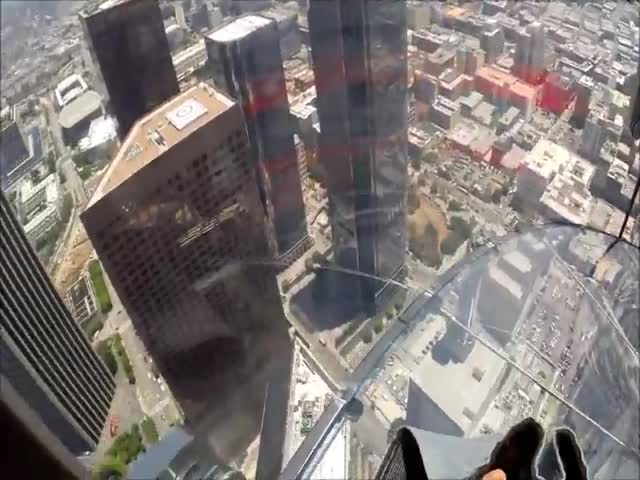 Горка из стекла на высоте 300 метров в Лос-Анджелесе (2.310 MB)
