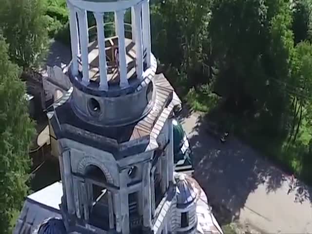Парня с девушкой на вершине монастыря в Торжке случайно спалил дрон (5.305 MB)