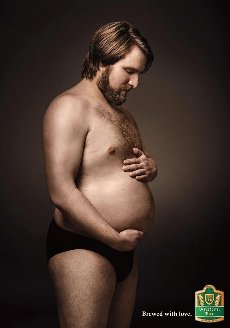 Мужчины с пивными животами в образе беременных мам, или первая правдивая реклама пива 