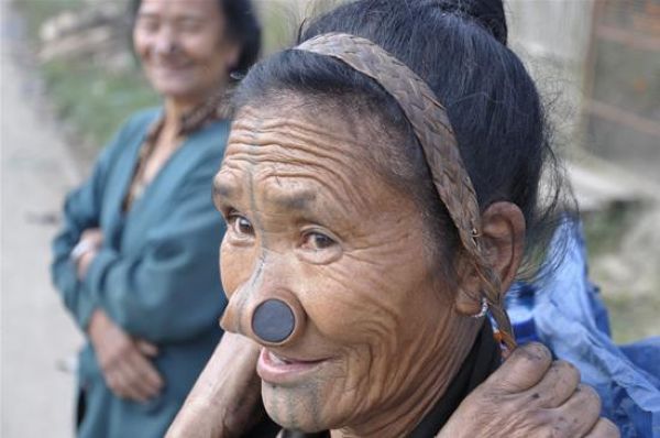 фото женщины апатани с пробкой в носу