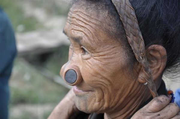 фото женщины апатани с пробкой в носу