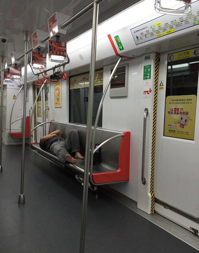 Учимся правильно расслабляться в вагоне метро 