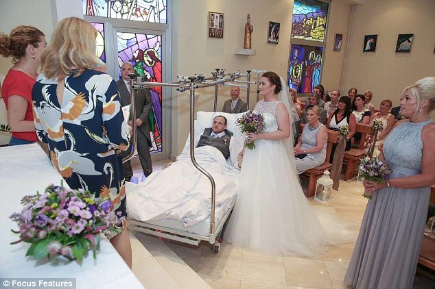 Когда жених сломал ногу, молодожены отменили церемонию за 50 000 долларов и сыграли свадьбу в больнице 