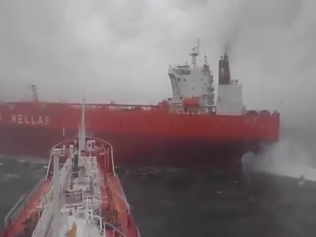Два танкера чуть не столкнулись в море во время шторма