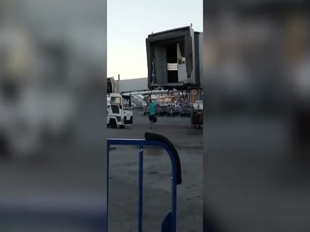 В Мадриде опоздавший пассажир пытается догнать самолет