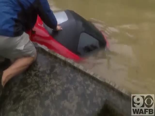 Спасение женщины и собаки от наводнения в штате Луизиана