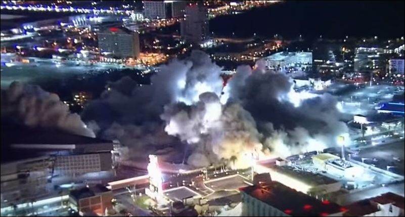В Лас-Вегасе взорвали легендарный отель и казино Riviera