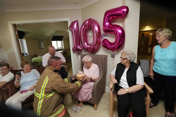 На 105-летний юбилей старушка заказала крайне необычный подарок и к удивлению получила его 