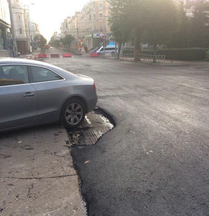 В Рязани ремонтники положили асфальт вокруг припаркованной машины 