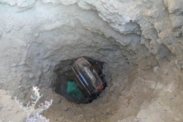 В Крыму автомобиль, падая в море, застрял внутри скалы 
