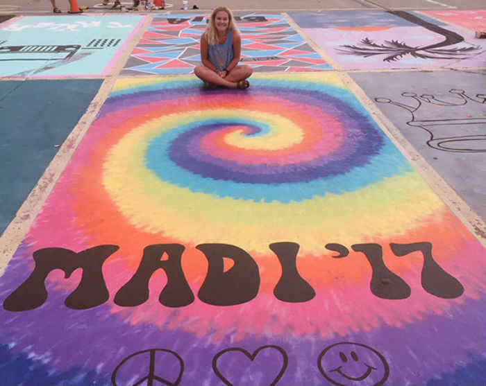 Американские школьники раскрасили свои парковочные места 