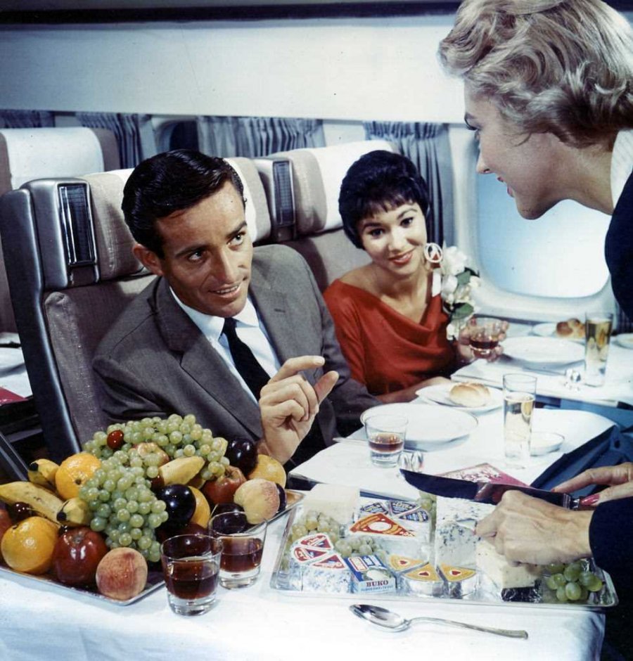 Омары, икра и ветчина: Как кормили авиапассажиров 50 лет назад 