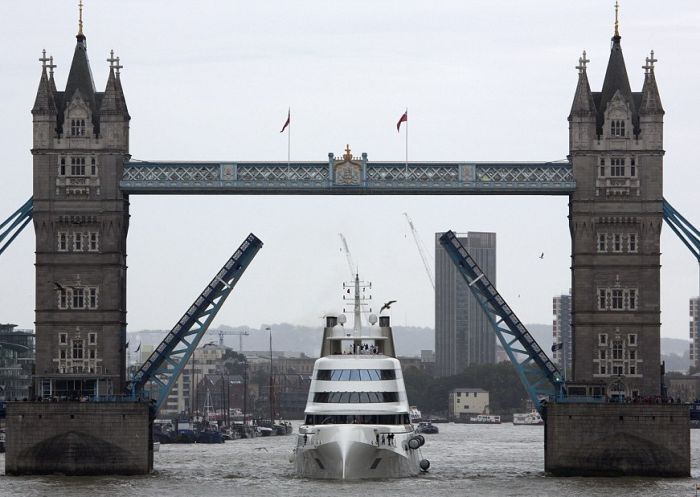Яхта российского олигарха Андрея Мельниченко впечатлила жителей Лондона 