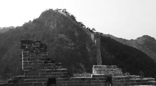 В Китае 'восстановили' отрезок Великой стены, залив его бетоном 