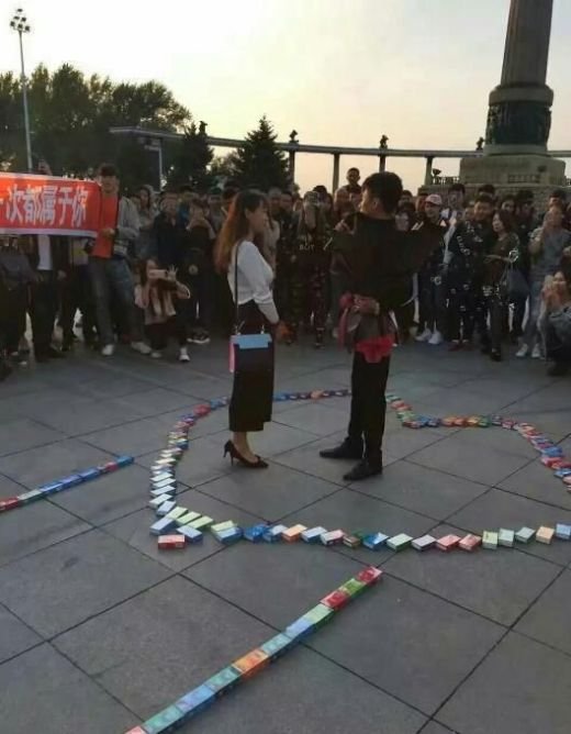 Китаец признался в любви с помощью 999 упаковок с презервативами 