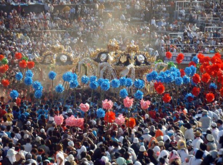 Плечи носителей святынь на японском фестивале 
