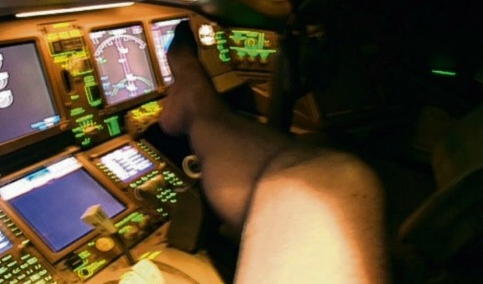 В Великобритании пилота отстранили от работы за непристойные фото на рабочем месте 