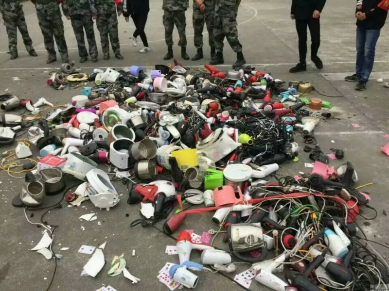 Администрация китайской школы порубила топором конфискованные у студентов электроприборы 