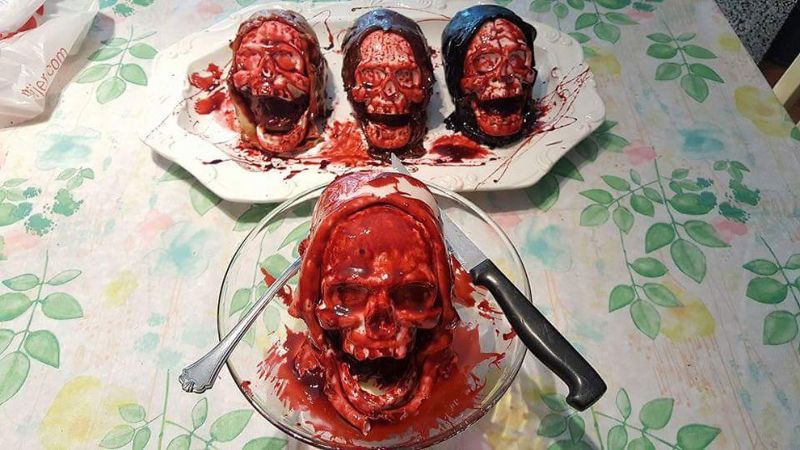 Окровавленные черепа от кулинара, любящего фильмы ужасов 