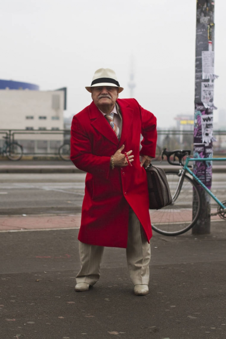 Каждое утро этот фотограф снимает стильные наряды 83-летнего портного-модника 