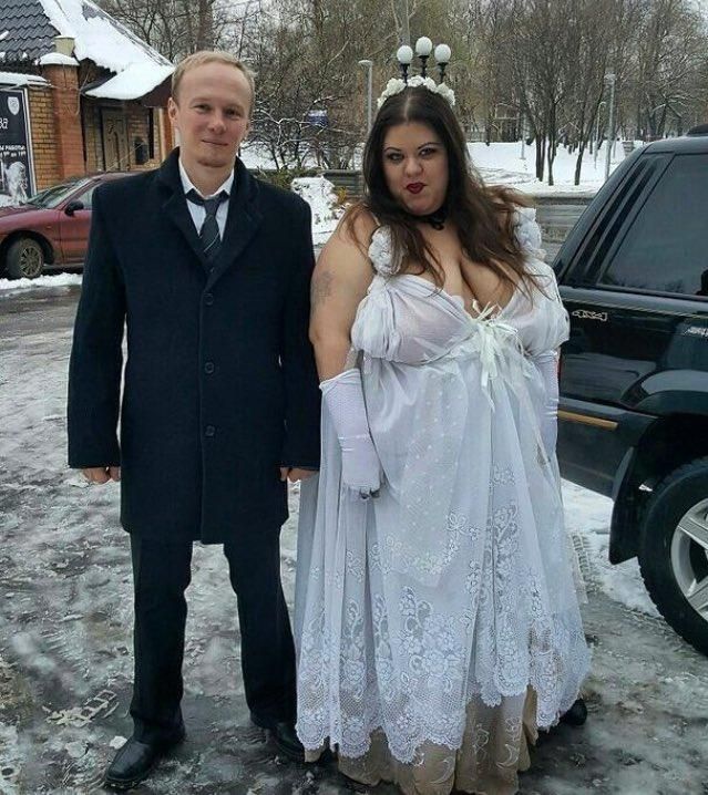 Смелый жених и невеста массового поражения в платье из занавески 