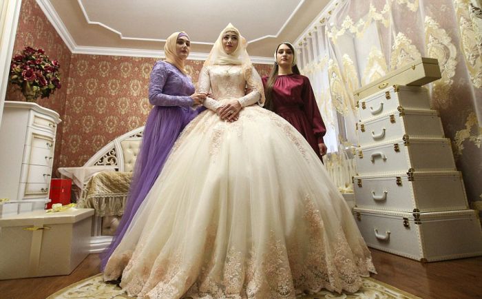 Как празднуют традиционные чеченские свадьбы в Грозном 