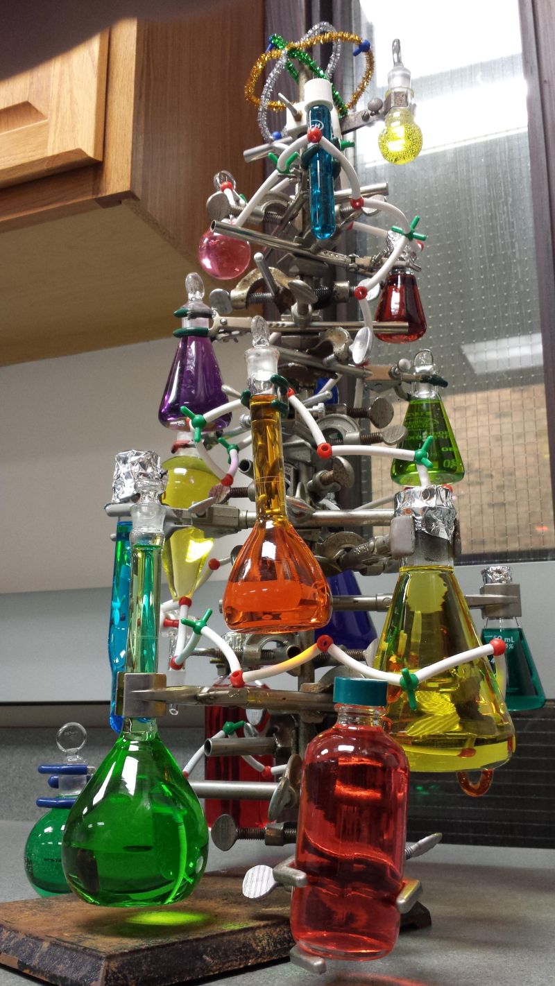 новогодняя елка из химических колб