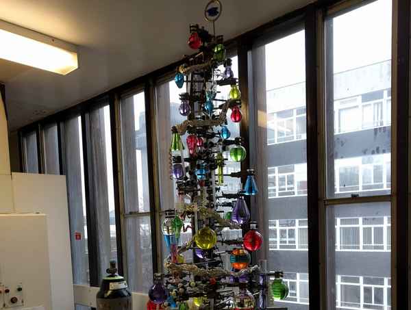 Как сотрудники химических лабораторий наряжают новогоднюю елку