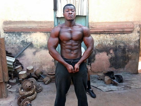 Африканские бодибилдеры, доказавшие, что вам не нужен тренажерный зал, чтобы нарастить огромные мышцы 