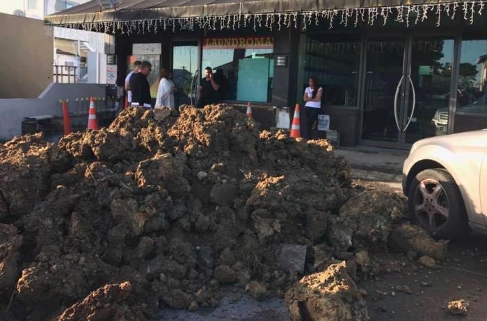 В Новой Зеландии бизнесмен завалил грязью кафе должника 